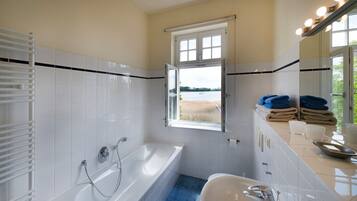 Ducha, secador de pelo y toallas