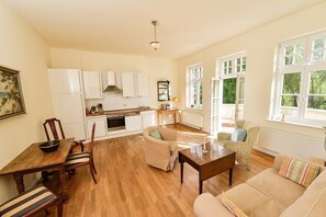 TV, stereo - Apartment 'Gut Grubnow Rügen - Ferienwohnung 7' with Lake View, Shared Garden and Wi-Fi (Neuenkirchen)