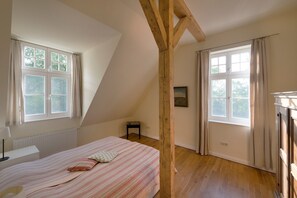 1 bedroom, iron/ironing board, free WiFi, bed sheets - Apartment 'Gut Grubnow Rügen - Ferienwohnung 7' with Lake View, Shared Garden and Wi-Fi (Neuenkirchen)
