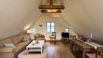 Una televisión, un reproductor estéreo