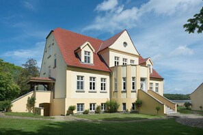 Exterior - Holiday Apartment "Gut Grubnow Rügen - 8" with Lake View, Shared Garden & Wi-Fi (Neuenkirchen)