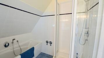 Ducha, secador de pelo y toallas