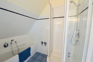 Shower, hair dryer, towels - Holiday Apartment "Gut Grubnow Rügen - 8" with Lake View, Shared Garden & Wi-Fi (Neuenkirchen)