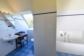 Shower, hair dryer, towels - Holiday Apartment "Gut Grubnow Rügen - 8" with Lake View, Shared Garden & Wi-Fi (Neuenkirchen)