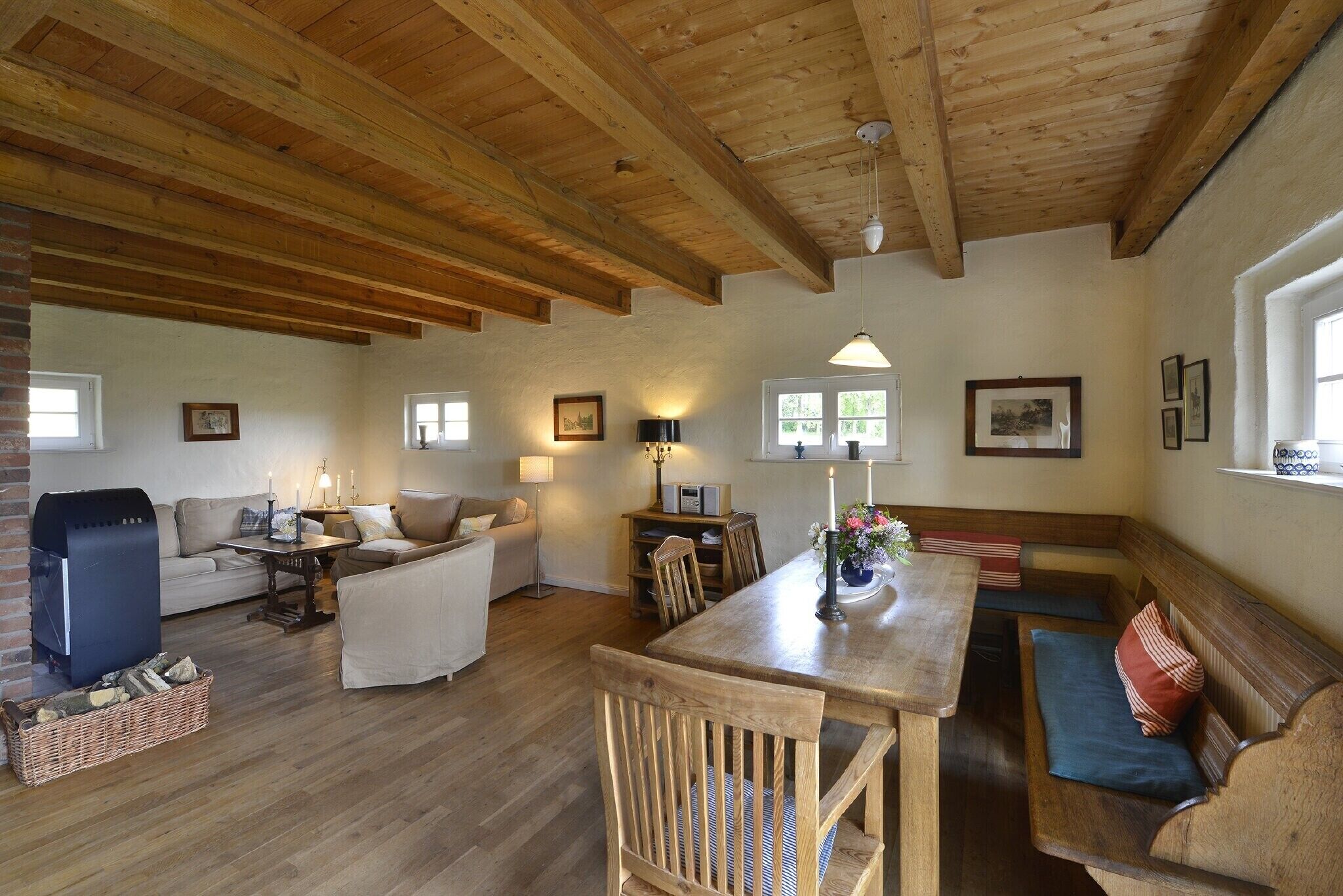 Télévision, cheminée, chaîne hi-fi