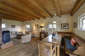 Televisie, een open haard en een stereo