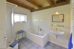 Shower, towels - Vacation Home "Gut Grubnow Rügen" with Lake View, Private Terrace & Wi-Fi (Grubnow)