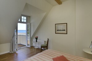 1 bedroom, iron/ironing board, free WiFi, bed sheets - Holiday Apartment "Gut Grubnow Rügen - 6" with Private Garden, Balcony & Wi-Fi (Neuenkirchen)