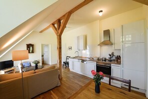 Fridge, microwave, oven, stovetop - Holiday Apartment "Gut Grubnow Rügen - 6" with Private Garden, Balcony & Wi-Fi (Neuenkirchen)