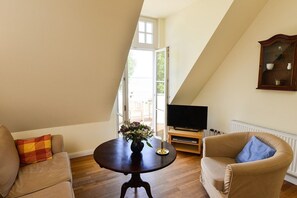 TV - Holiday Apartment "Gut Grubnow Rügen - 6" with Private Garden, Balcony & Wi-Fi (Neuenkirchen)