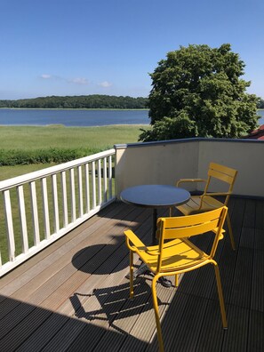 Outdoor dining - Holiday Apartment "Gut Grubnow Rügen - 6" with Private Garden, Balcony & Wi-Fi (Neuenkirchen)