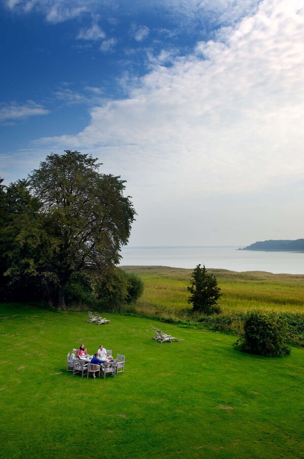 Property grounds - Holiday Apartment "Gut Grubnow Rügen - 1" with Lake View, Shared Garden & Wi-Fi (Neuenkirchen)