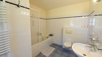 Ducha, secador de pelo y toallas