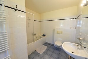 Shower, hair dryer, towels - Holiday Apartment "Gut Grubnow Rügen - 1" with Lake View, Shared Garden & Wi-Fi (Neuenkirchen)