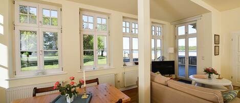 Fernseher, Stereoanlage