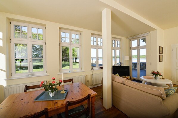 TV, stereo - Holiday Apartment "Gut Grubnow Rügen - 4" with Lake View, Shared Terrace & Wi-Fi (Neuenkirchen)