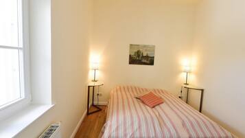 2 dormitorios, tabla de planchar con plancha, wifi gratis y ropa de cama