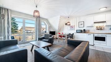 Una televisión, un reproductor de DVD, un reproductor estéreo