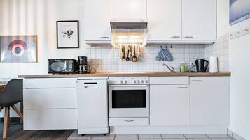 Frigorífico, microondas, horno y placa de cocina