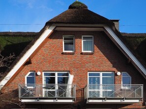 Exterior - Apartment 'Ferienwohnung Klein 'lütt Hus'' with Balcony and Wi-Fi (Hooksiel)