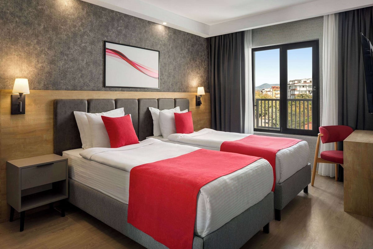Standard Room, 1 Twin Bed (Land Side) | Premium bedding, blackout drapes, iron/ironing board, free WiFi