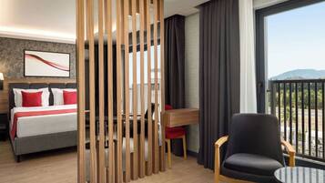 Suite, 1 King-Bett, Poolseite | Hochwertige Bettwaren, VerdunkelungsvorhĂ€nge, BĂŒgeleisen/BĂŒgelbrett