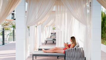 Piscine extérieure, cabanons gratuits, parasols de plage