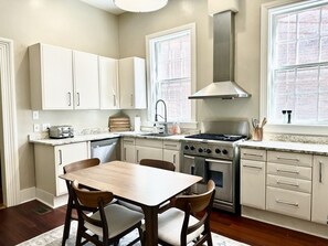 Fridge, microwave, oven, stovetop - Large City Center House - 7 BEDS/2 BA w/ parking (Richmond)