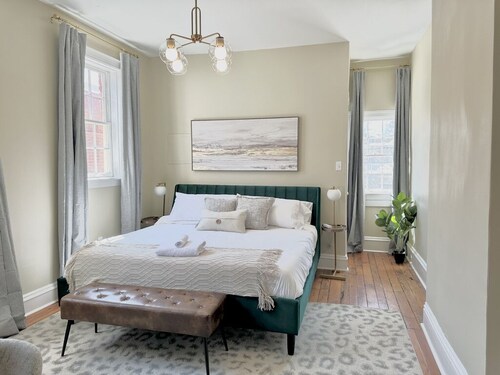 Large City Center House - 7 BEDS/2 BA w/ parking