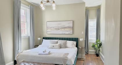 Large City Center House - 7 BEDS/2 BA w/ parking