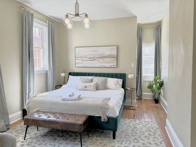 Large City Center House - 7 BEDS/2 BA w/ parking