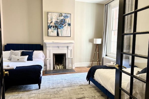 5 bedrooms, desk, iron/ironing board, WiFi