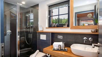 Dusche, kostenlose Toilettenartikel, Haartrockner, Handtücher