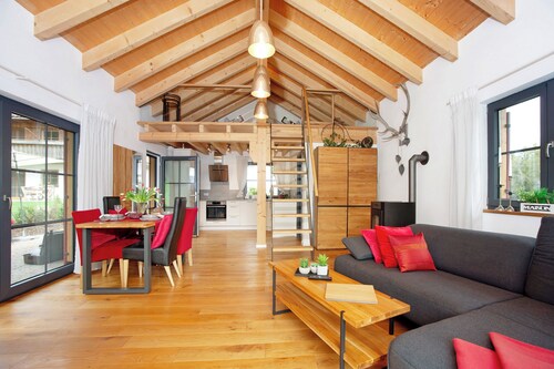 Holiday Home 'Schorenmoos Lodge' with Private Terrace, Private Garden and Wi-Fi