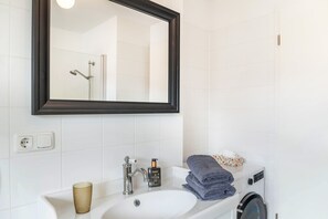 Douche, séchoir à cheveux, serviettes fournies