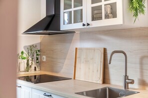 Fridge, microwave, oven, stovetop - Holiday Apartment "Fuchsbau" with Mountain View, Balcony & Wi-Fi (Oberau)