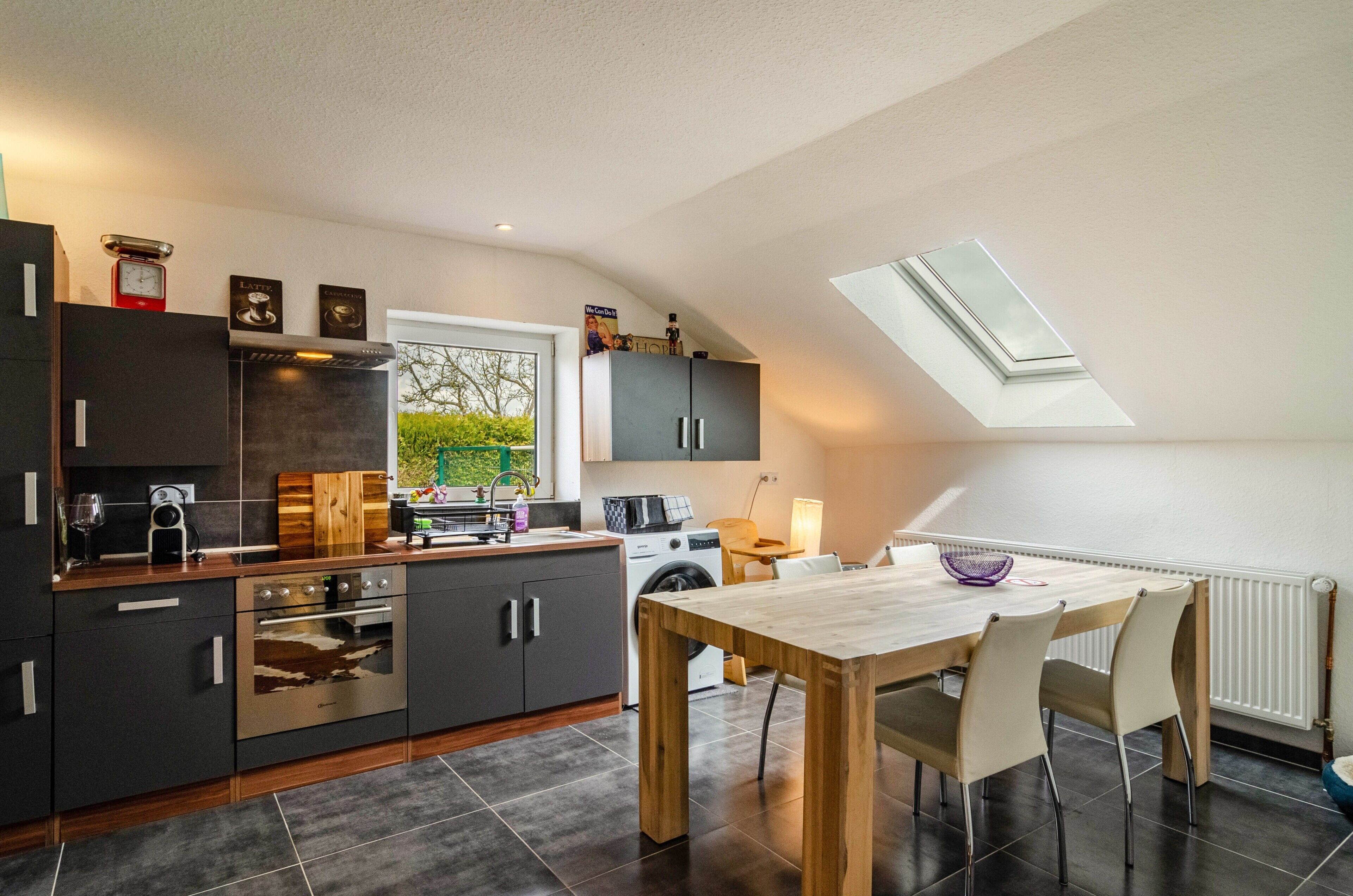 Frigorífico, microondas, horno y placa de cocina