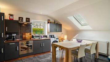 Frigorífico, microondas, horno y placa de cocina