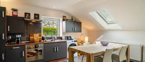 Jääkaappi, mikroaaltouuni, uuni, liesi