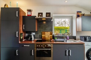 Geladeira, micro-ondas, fogão, cooktop