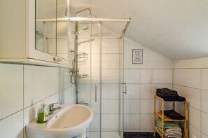 Suihku, hiustenkuivaaja, pyyhkeet