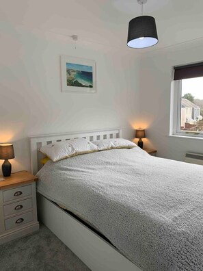 2 quartos, ferros/tábuas de passar roupa, berço de viagem