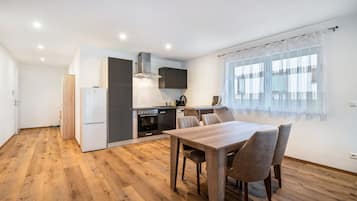Fridge, oven, stovetop, dishwasher