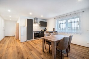 Fridge, oven, stovetop, dishwasher