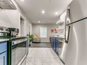 冷蔵庫、電子レンジ、オーブン、コンロ