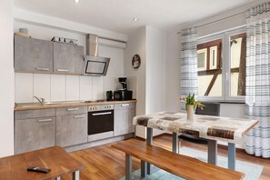 Fridge, microwave, oven, stovetop - Apartment 'Ferienwohnung Schöntal' with Wi-Fi (Möckmühl)