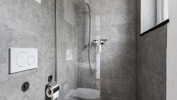 Dusche, kostenlose Toilettenartikel, Haartrockner, Handtücher