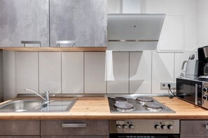 Frigorifero, microonde, forno, piano cottura