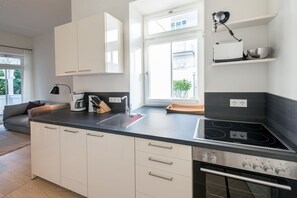Frigorífico, microondas, horno y placa de cocina
