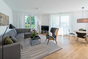 Een televisie en een stereo